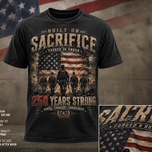 Puede incluir: Una camiseta negra de manga corta con un estampado gr&aacute;fico de cinco soldados caminando frente a una bandera estadounidense. El texto dice BUILT ON SACRIFICE, FORGED IN HONOR, 250 YEARS STRONG y HONOR, COURAGE, COMMITMENT en una fuente desgastada.