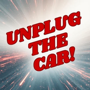 Puede incluir: Imagen con el texto "UNPLUG THE CAR!" en rojo sobre un fondo dinámico. El texto está en negrita y estilizado, sobre un fondo de luz radiante y trazos rojos y blancos.