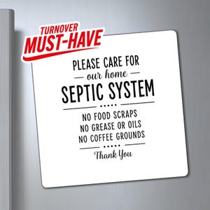 Può includere: Un cartello magnetico quadrato bianco con testo nero che recita: TURNOVER MUST-HAVE, PLEASE CARE FOR our home SEPTIC SYSTEM, NO FOOD SCRAPS, NO GREASE OR OILS, NO COFFEE GROUNDS, Thank You. Il cartello presenta un banner rosso e bianco in alto a sinistra.