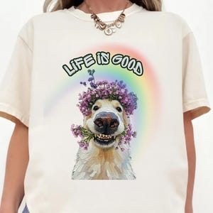 Camiseta con estampado de perezoso sonriente y corona de flores "La vida es buena" / Gráfico de arcoíris imagen 1