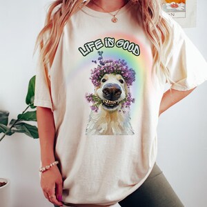 Camiseta con estampado de perezoso sonriente y corona de flores "La vida es buena" / Gráfico de arcoíris imagen 2