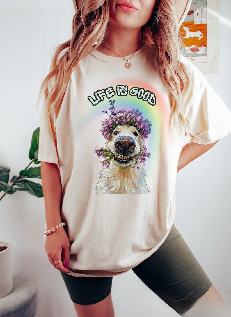 Camiseta con estampado de perezoso sonriente y corona de flores "La vida es buena" / Gráfico de arcoíris imagen 2