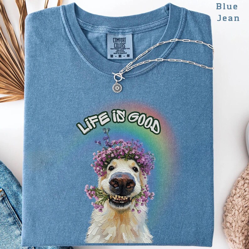 Camiseta con estampado de perezoso sonriente y corona de flores "La vida es buena" / Gráfico de arcoíris imagen 5