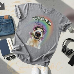 Camiseta con estampado de perezoso sonriente y corona de flores "La vida es buena" / Gráfico de arcoíris imagen 6