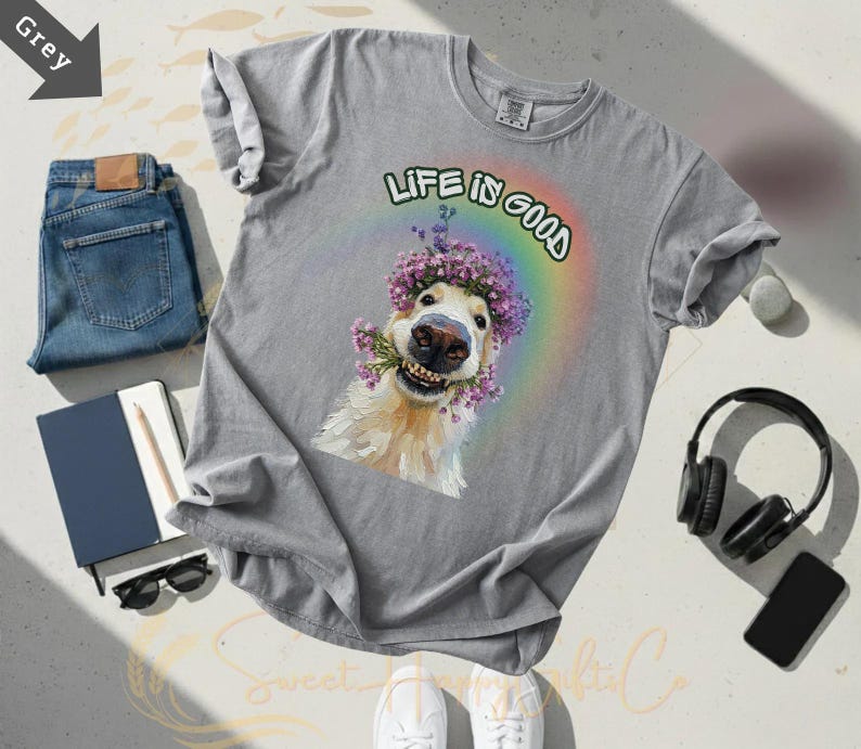 Camiseta con estampado de perezoso sonriente y corona de flores "La vida es buena" / Gráfico de arcoíris imagen 6