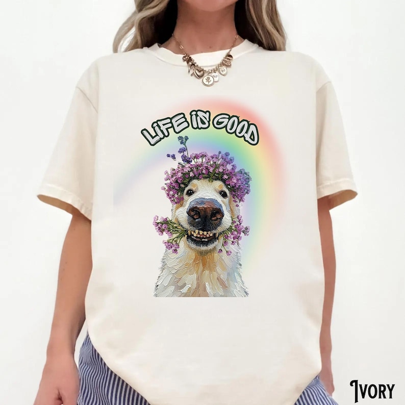 Camiseta con estampado de perezoso sonriente y corona de flores "La vida es buena" / Gráfico de arcoíris imagen 1