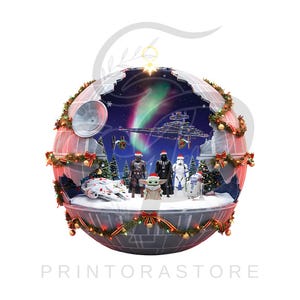 Puede incluir: Adorno navideño temático de Star Wars con diseño de Estrella de la Muerte. En el interior, personajes icónicos como Darth Vader, The Mandalorian y Baby Yoda se representan en una escena nevada con árboles de Navidad y una nave espacial. El adorno está decorado con guirnaldas y lazos.