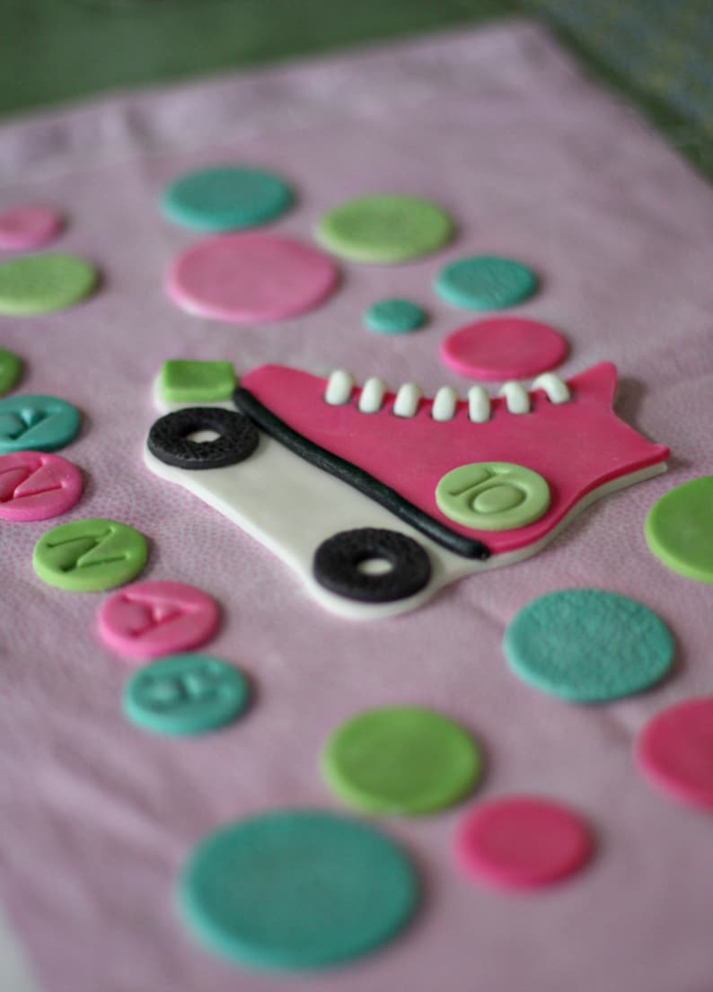 Fondant Roller Skate Cake Topper, with Polka Dots, Name and Age Decorations for a Special Roller Skating Themed Birthday Cake afbeelding 4