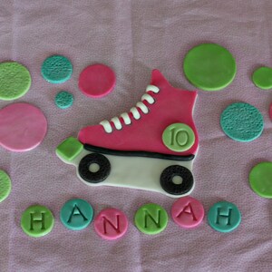 Fondant Roller Skate Cake Topper, with Polka Dots, Name and Age Decorations for a Special Roller Skating Themed Birthday Cake afbeelding 2