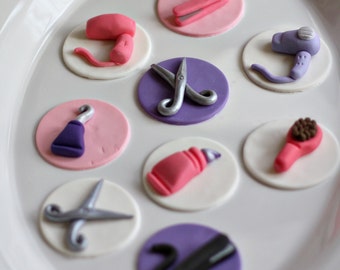 Ciseaux de coiffeur fondant, brosses, fer plat, gel et sèche-cheveux pour décorer des cupcakes, des brownies ou des biscuits