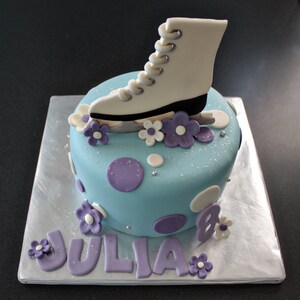 Fondant Roller Skate Cake Topper, with Polka Dots, Name and Age Decorations for a Special Roller Skating Themed Birthday Cake afbeelding 5