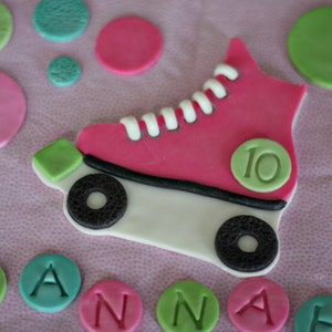 Fondant Roller Skate Cake Topper, with Polka Dots, Name and Age Decorations for a Special Roller Skating Themed Birthday Cake afbeelding 1