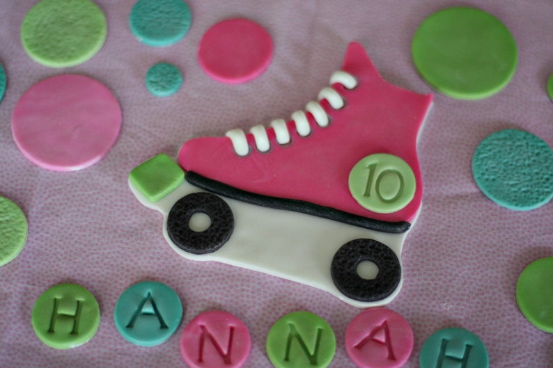 Fondant Roller Skate Cake Topper, with Polka Dots, Name and Age Decorations for a Special Roller Skating Themed Birthday Cake afbeelding 1