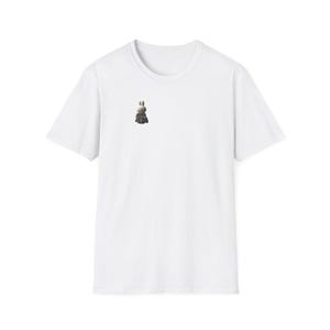 以下が含まれることがあります： 胸に小さなウサギの刺繍模様が入った白いTシャツ。ウサギはグレーと黒の色合いで描かれています。Tシャツはクルーネックと半袖で、シンプルで汎用性の高いデザインです。