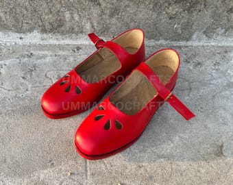 Ręcznie robione, zabytkowe, skórzane buty typu Mary Jane – klasyczne damskie buty na paskach