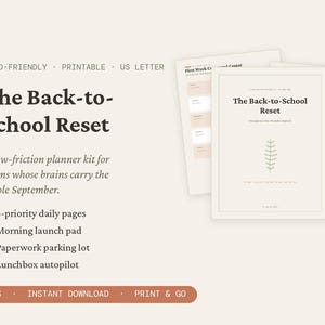 Può includere: Un kit di pianificazione stampabile intitolato The Back-to-School Reset, con pagine in formato lettera contenenti un morning launch pad, un paperwork parking lot e un lunchbox autopilot. Il documento include 10 pagine con un layout giornaliero a 3 priorità, presentato in una palette di colori neutri con testo marrone scuro e una piccola grafica a foglia.