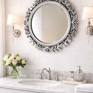 Lyxig rund silverfärgad spegelram med blommotiv – Vintagedekoration för vardagsrum, sovrum och badrum
