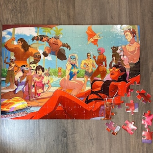Könnte beinhalten: Ein farbenfrohes Puzzle mit einer Strandszene mit Cartoon-Charakteren. Das Puzzle zeigt eine Gruppe von Leuten, die sich an einem Pool entspannen, mit einigen Teilen in der Nähe verstreut. Das Kunstwerk hat lebendige Farben und einen verspielten Stil.
