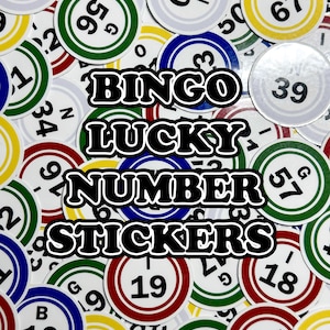 Può includere: Una collezione di adesivi circolari con numeri del bingo in rosso, blu, verde e giallo, ognuno con un numero e una lettera neri. Il testo BINGO LUCKY NUMBER STICKERS è sovrapposto al centro in un carattere grassetto con contorno bianco.