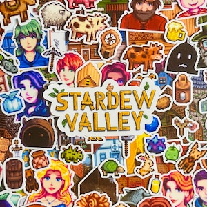 Könnte beinhalten: Eine weiße Keramik-Tasse mit schwarzem Henkel und dem Text "But First, Coffee" in schwarzer, fetter Schrift. Die Tasse steht auf einer Holzoberfläche. Die Tasse ist etwa 10 cm hoch.