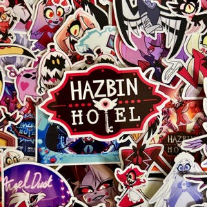Puede incluir: Una colección de pegatinas coloridas con varios personajes de dibujos animados y el texto "HAZBIN HOTEL". Las pegatinas muestran una variedad de diseños, incluyendo personajes con esquemas de color rojo, negro y blanco, y un gráfico de llave.