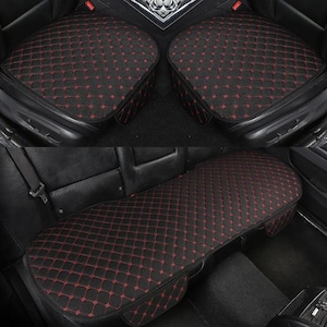 Puede incluir: Fundas de asiento de coche acolchadas en negro y rojo. Las fundas presentan un patrón de diamantes con costuras rojas sobre un fondo negro. El juego incluye fundas para los asientos delanteros y una funda para el asiento trasero.