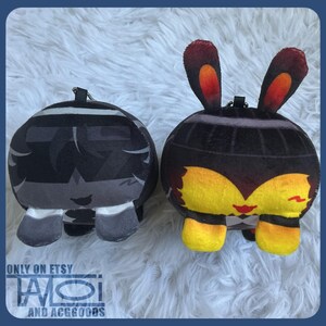 some READY TO SHIP | Roblox Forsaken - Chance & Mafioso / Don Sonnellino ( doublefedora ) | Mochikororin Plush Keychains imagem 2