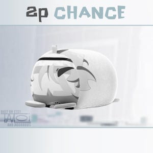 Pode incluir: Um brinquedo de pel&uacute;cia branco com detalhes em preto e cinza, apresentando um design de personagem. O texto "2p CHANCE" &eacute; exibido na parte superior. O nome da loja Etsy "TAOI AND ACGGOODS" est&aacute; na parte inferior.