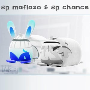Pode incluir: Duas figuras de pel&uacute;cia em forma de coelho. Uma &eacute; branca e azul com detalhes e orelhas azuis, a outra &eacute; em tons de cinza. O texto "2p mafioso & 2p chance" est&aacute; no topo. O texto "ONLY ON ETSY TMOI AND ACGGOODS" est&aacute; na parte inferior.