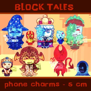 Può includere: Una collezione di ciondoli per telefono Block Tales da 5 cm, che raffigura vari personaggi stilizzati tra cui un mago blu, una figura coronata, un personaggio vegetale verde, un diavolo rosso e una figura incappucciata su sfondo arancione.