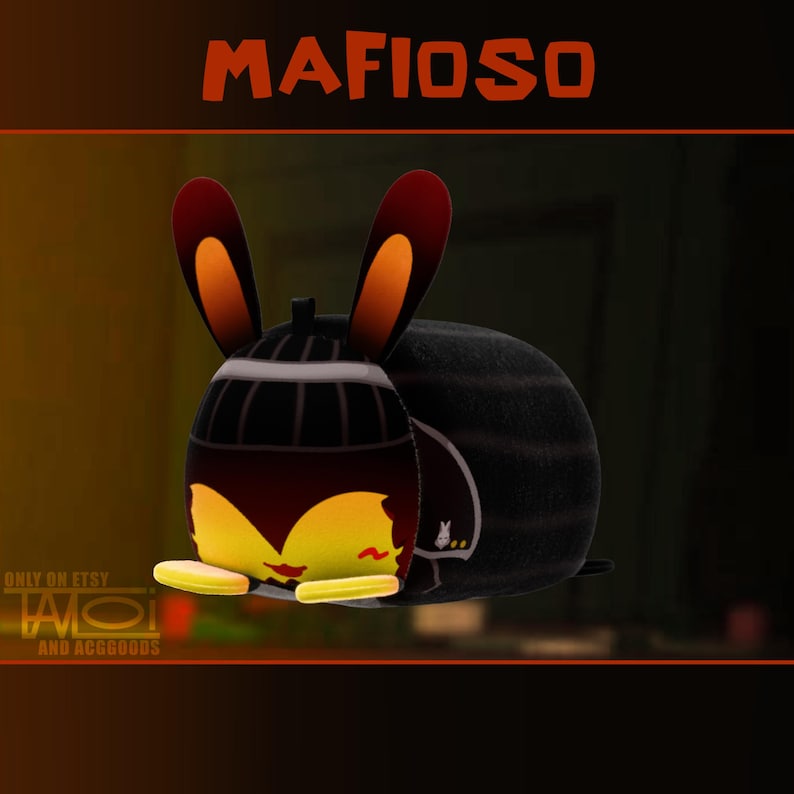 Pode incluir: Um brinquedo de pel&uacute;cia com um design &uacute;nico, apresentando um corpo em forma de barril preto e marrom com orelhas de coelho. O brinquedo tem um rosto amarelo e a palavra "MAFIOSO" em letras laranja no topo. O nome da loja Etsy &eacute; vis&iacute;vel na parte inferior.