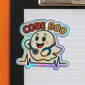 Puede incluir: Una pegatina con el texto "CODE BOO" y un fantasma de dibujos animados con un estetoscopio. El fantasma tiene una línea de latidos debajo. La pegatina tiene un acabado holográfico y está sobre una carpeta.