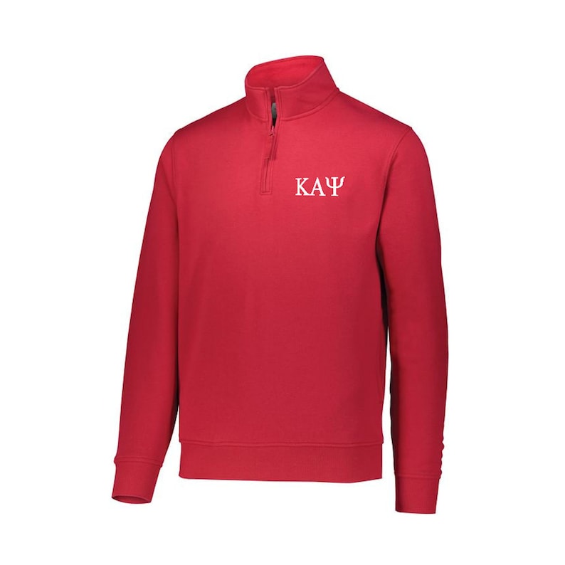 K&ouml;nnte beinhalten: Roter Quarter-Zip-Pullover mit wei&szlig;en gestickten Buchstaben "&Kappa;&Alpha;&Psi;" auf der Brust.