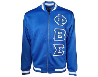 Puede incluir: Una chaqueta bomber azul real con ribetes acanalados blancos alrededor del cuello, los puños y el dobladillo. La chaqueta tiene una cremallera y presenta las letras griegas "ΦΒΣ" en blanco en el lado derecho de la chaqueta.