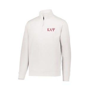 K&ouml;nnte beinhalten: Wei&szlig;er Quarter-Zip-Pullover mit einem roten gestickten Fraternit&auml;tslogo, auf dem "&Kappa;&Alpha;&Psi;" steht.
