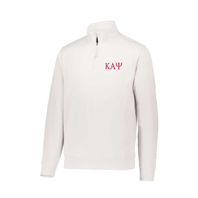 K&ouml;nnte beinhalten: Wei&szlig;er Quarter-Zip-Pullover mit einem roten gestickten Fraternit&auml;tslogo, auf dem "&Kappa;&Alpha;&Psi;" steht.
