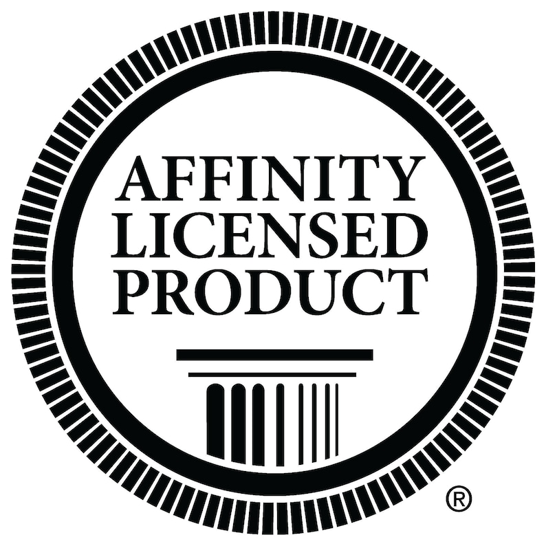 Puede incluir: Logotipo circular en blanco y negro con el texto &laquo;AFFINITY LICENSED PRODUCT&raquo;. El dise&ntilde;o incluye un elemento arquitect&oacute;nico estilizado y un s&iacute;mbolo de marca registrada, todo sobre un fondo blanco.