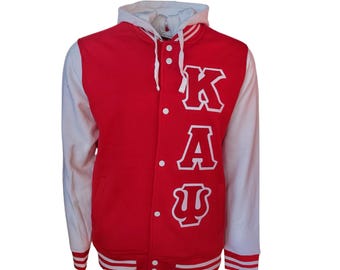Op de afbeelding: Rode en witte varsity jas met capuchon. De jas heeft witte mouwen, een witte capuchon en de letters "K A Ψ" in wit op de voorkant. Het heeft een knoopsluiting en gestreepte manchetten en zoom.
