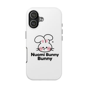 以下が含まれることがあります： ピンクの頬と長い耳を持つウサギのキャラクターが描かれた白いスマートフォンケース。ウサギの下には黒いフォントでNuomi Bunny Bunnyという文字が記されています。ケースの左上には2つのレンズを備えた黒いカメラモジュールがあります。