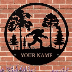 Personalisierte Big Foot Forest Metallwandkunst, individuelles Sasquatch Wilderness Zeichen, rundes Abenteuer Dekor Geschenk für Ihn