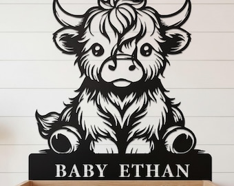 Individuelle Schottische Highland Kuh Namensschild, flauschige Baby Kalb Wandkunst, süße Highland Bull Kinderzimmerdeko, personalisiertes Baby Geschenk für Kinderzimmer
