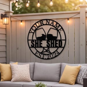 Enseigne personnalisée en métal She Shed, décoration de chambre artisanale personnalisée, art mural floral cursive, cadeau unique pour femme, plaque nominative de la grotte de Babe