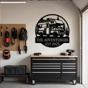 Aangepast metalen bord camper, rustieke campingmuurkunst voor cabinedecor, gepersonaliseerd avontuurcadeau voor stel, metalen bord buitenreizen