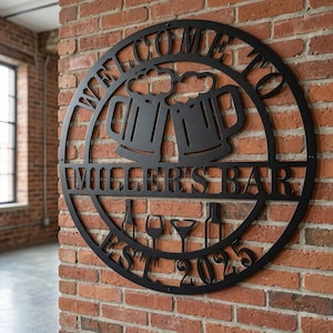 Può includere: Un cartello in legno rustico con la scritta "Welcome to our home" in lettere bianche. Il cartello presenta una finitura invecchiata e un design semplice e invitante, perfetto per un portico o un ingresso.