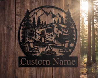 Decorazione murale in metallo personalizzata per camper, insegna personalizzata con montagna per campeggio, decorazione per roulotte da esterno, regalo con nome di famiglia per la vita in campeggio