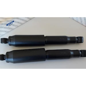 Puede incluir: Un juego de tres tazas de cerámica con un acabado moteado y mate. Las tazas son de color crema, gris claro y gris oscuro. Cada taza tiene un diseño simple y minimalista.