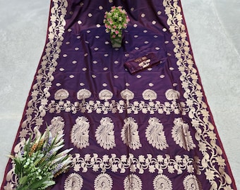 Lila Banarasi-Seidensari, goldene Zari-Pfauenmotive, indische Hochzeitskleidung, festliche Bluse