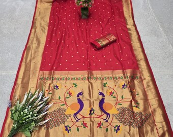Rode Paithani zijden sari met gouden pauwenmotief op de pallu, feestelijke Indiase bruidskleding