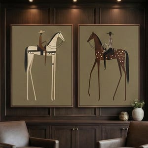 Può includere: Due stampe artistiche incorniciate raffiguranti cavalieri su cavalli dalle gambe allungate, su sfondo verde oliva. La stanza presenta scaffalature in legno scuro, poltrone in pelle e una lampada da terra, creando un interno sofisticato.