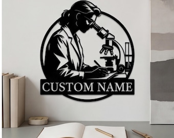 Targa in metallo personalizzata per scienziato, decorazione murale con nome dell'insegnante, arredamento per laboratorio di chimica, regalo personalizzato per insegnante di scienze, decorazione murale con microscopio